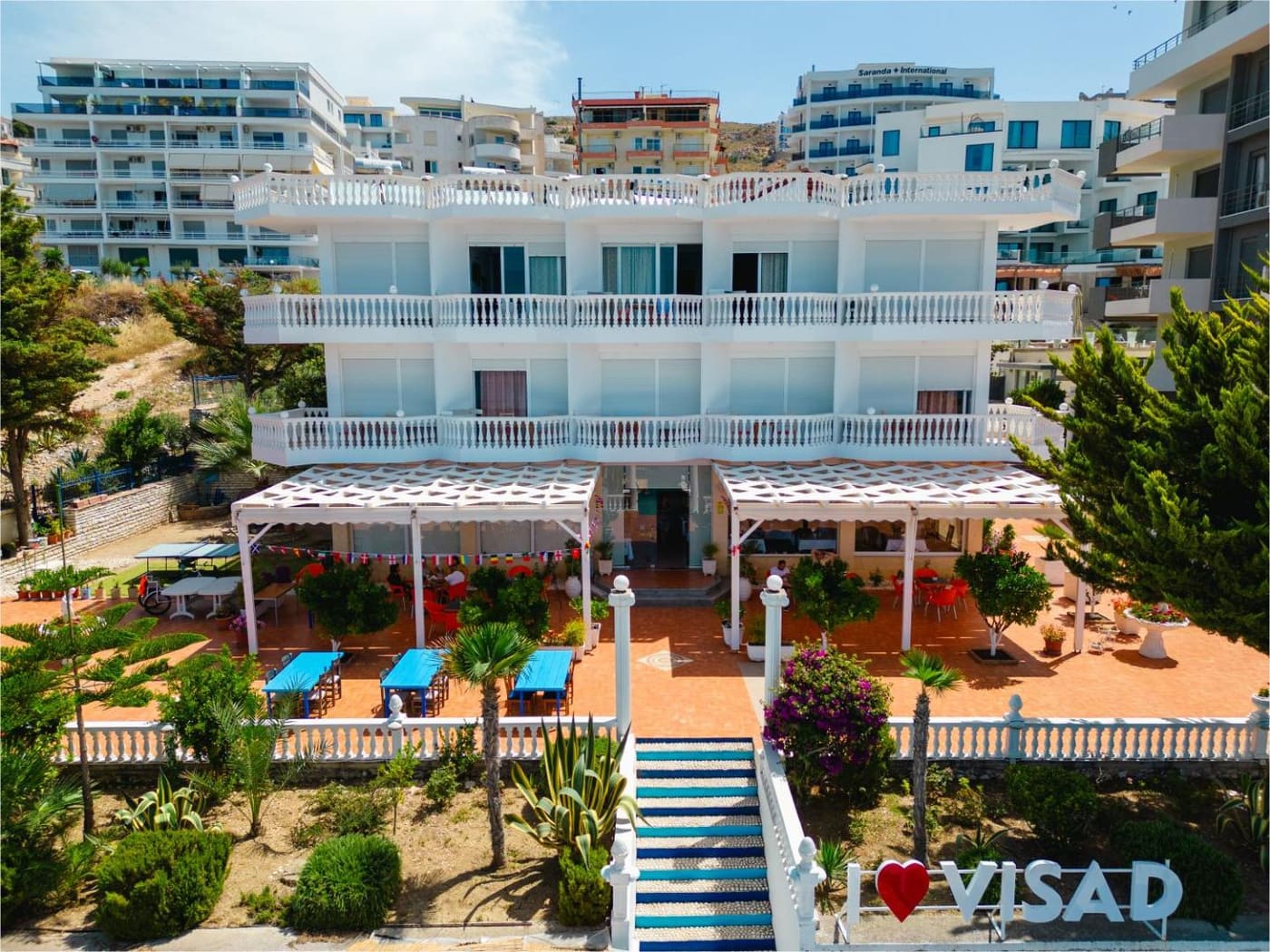 The hotel above its garden and its loungers