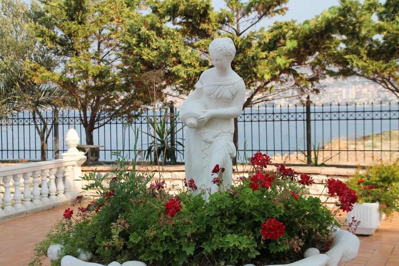 The garden, with statues and geraniums