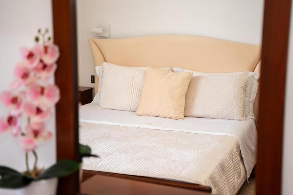 A room dressed with an orchid